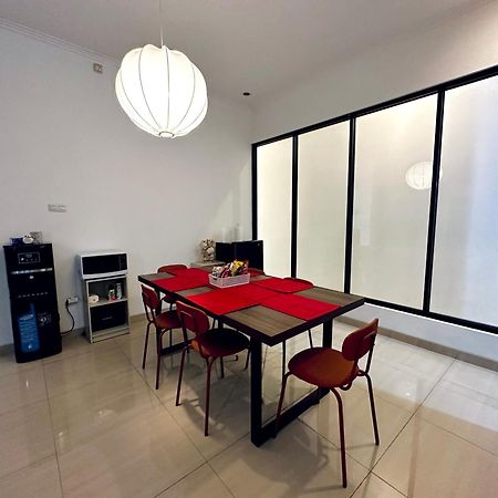 4-Bedroom Home In South Jakarta Nuansa Swadarma Residence By Le Ciel Hospitality Exterior photo